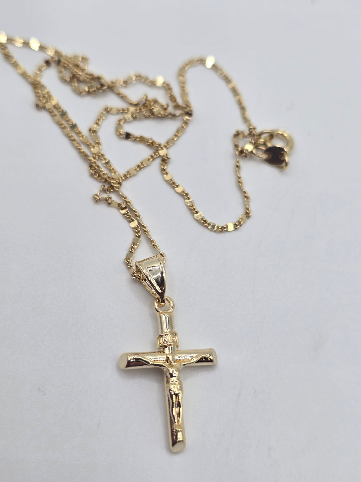 Small Christ Gold Filled 14K laminated gold Cadena en Oro Brasilero diseno de crucifijo pequeno - Fui Fuiu Jewelry
